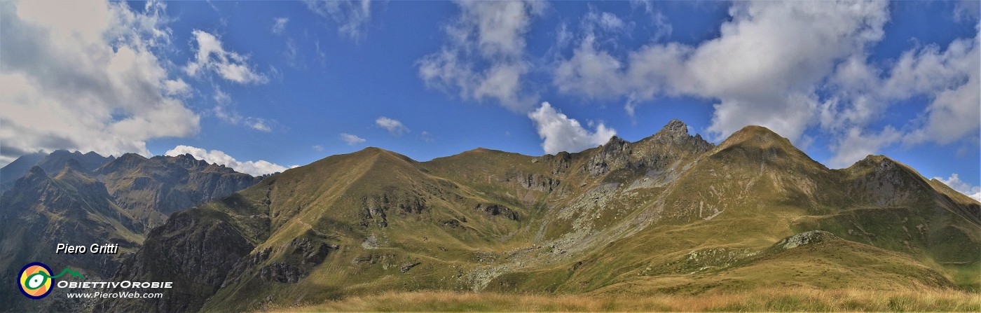 71 Dal Monte Avaro il Valletto al centro tra il Tre Signori a sx e il Triomen a dx.jpg